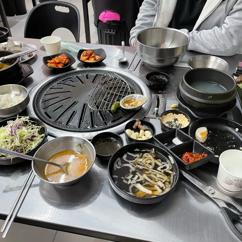 푸짐하게 차려진 테이블