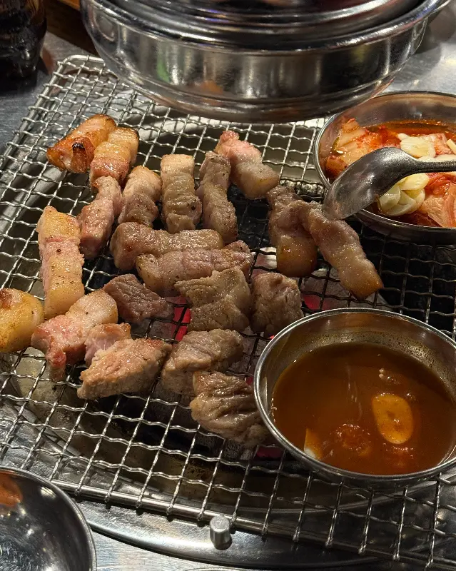 잘 구워진 삼겹살, 윤기가 좌르르 흐른다.