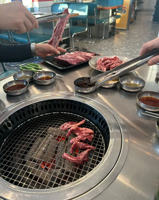 숯불 위에서 익어가는 고기의 모습