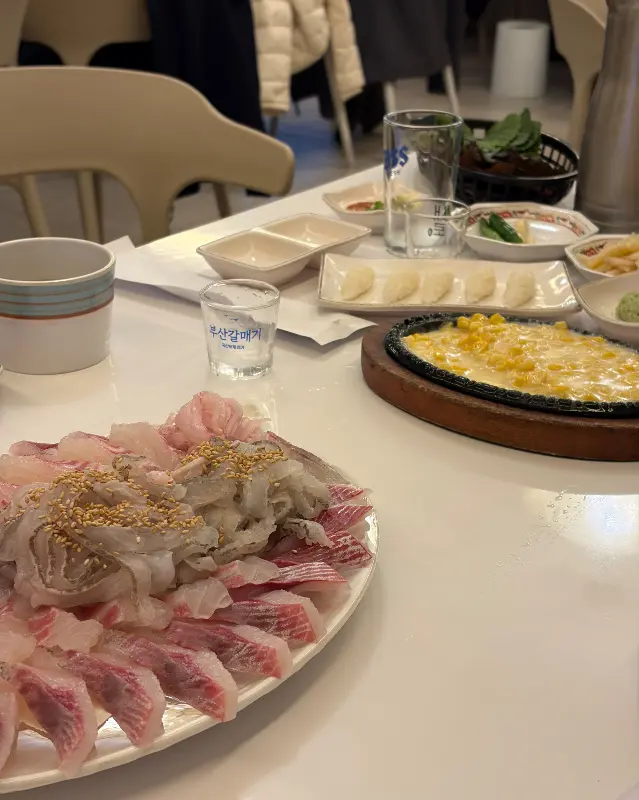 푸짐한 한 상 차림과 술 한 잔