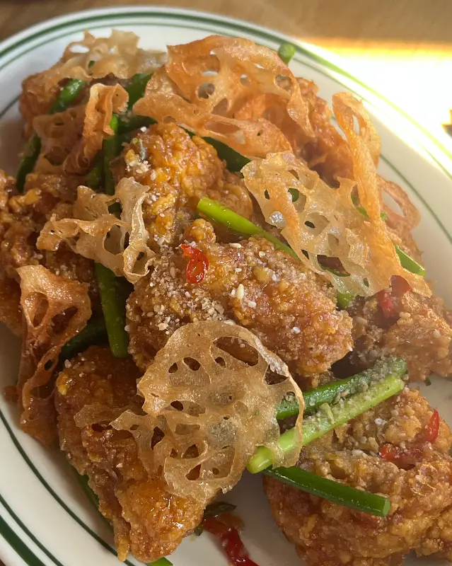 맛있는 음식과 함께 즐기는 하이볼