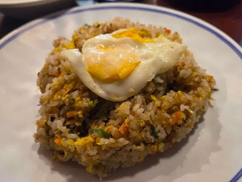 볶음밥 위에 반숙 계란