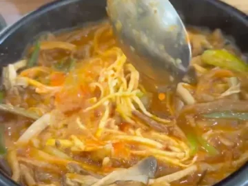 콧물 훌쩍, 속은 뻥! 철원까지 달려간 얼큰한 버섯 육개장 맛집