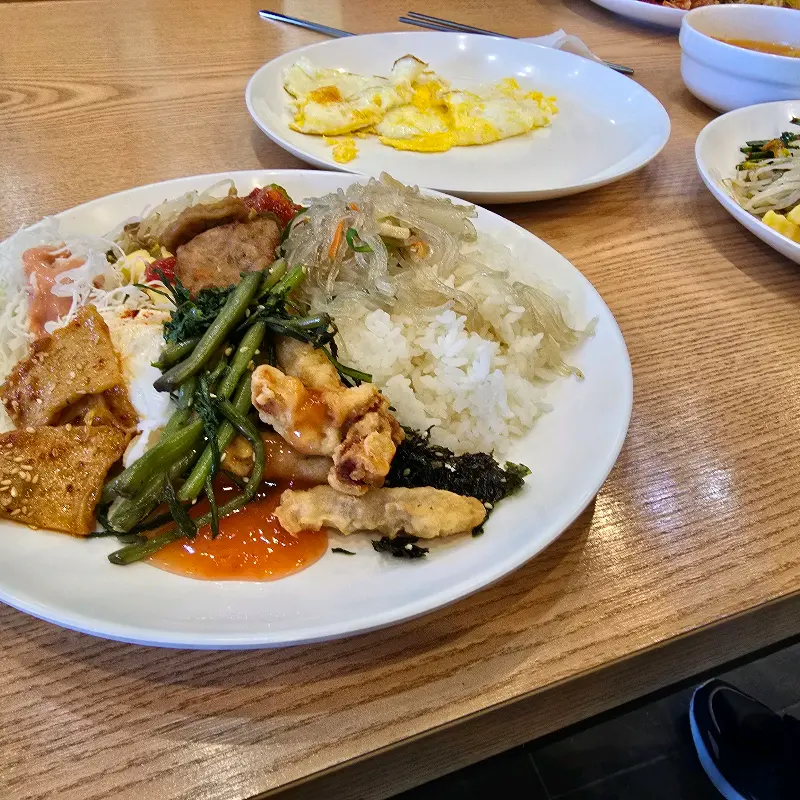 다채로운 반찬과 계란 후라이