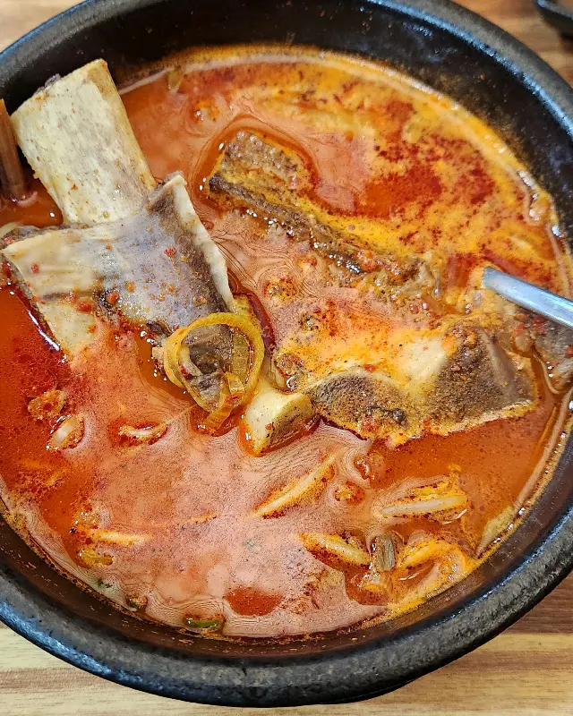 얼큰한 국물이 인상적인 육갈탕