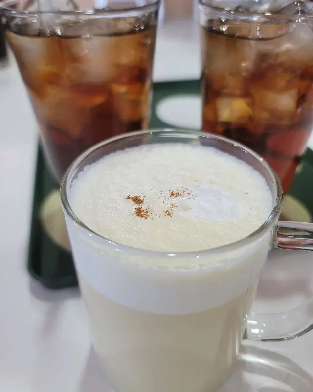 라떼와 휘낭시에의 조화. 부드러운 라떼와 달콤한 휘낭시에의 완벽한 만남이다.