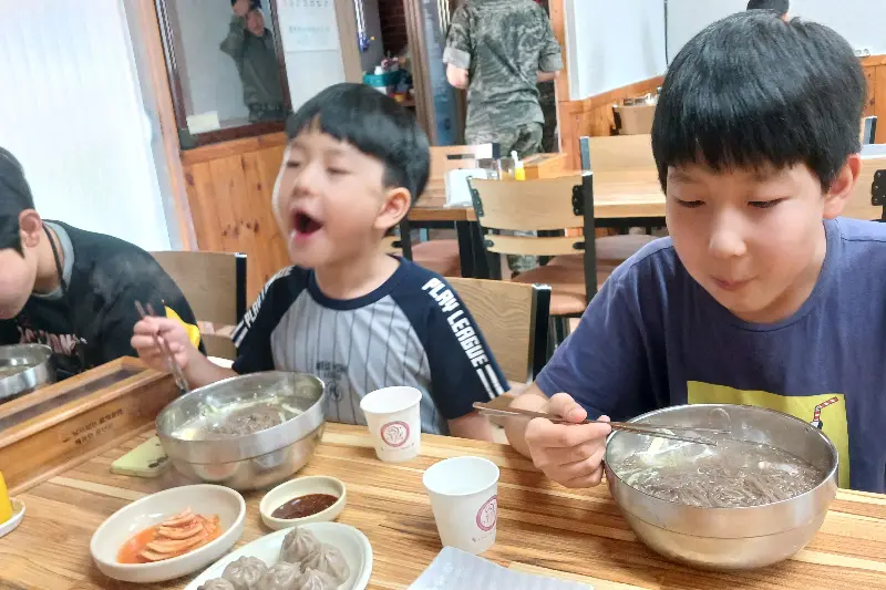 냉면을 먹는 아이들