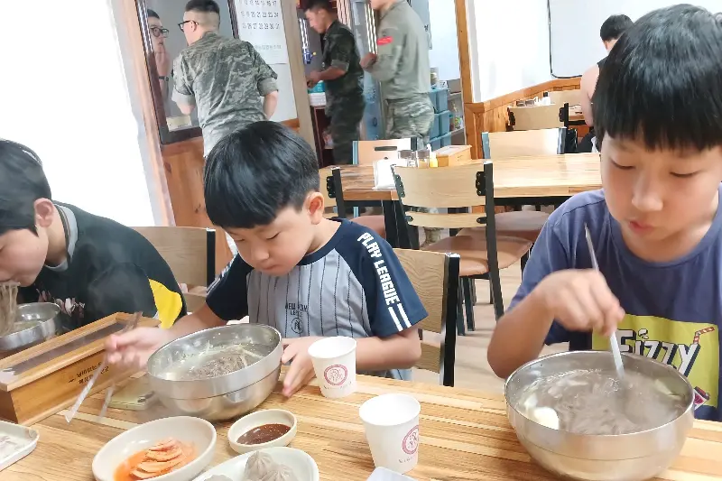 냉면을 먹는 사람들