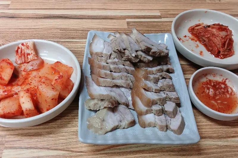 시골냉면의 수육과 반찬
