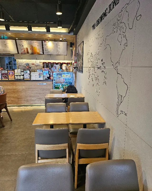 세계 지도가 그려진 벽면