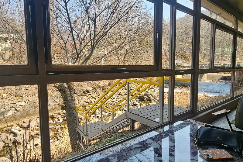 카페에서 보이는 계곡 풍경