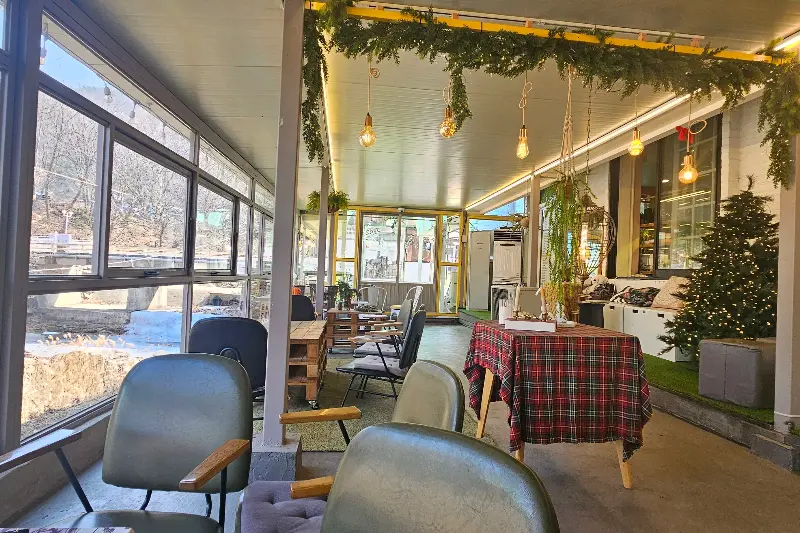 아늑한 분위기의 카페 내부