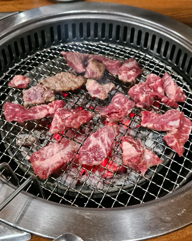 숯불 위에서 익어가는 갈비살