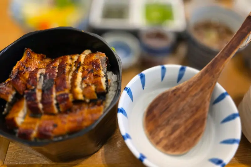 장어덮밥과 곁들임 찬들의 근접샷