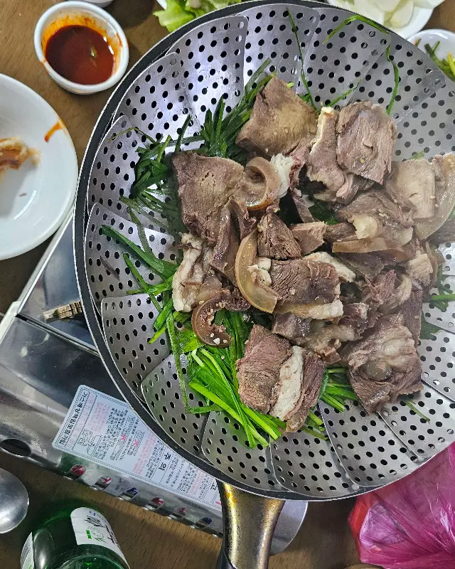 윤기가 흐르는 돼지수육