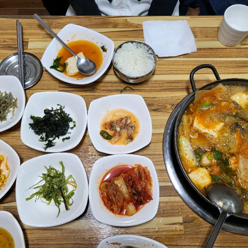 다채로운 반찬들