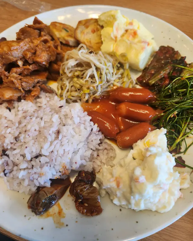 푸짐하게 담은 뷔페 음식