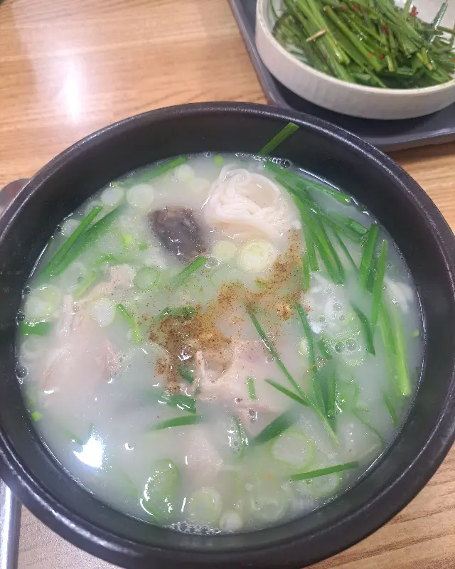 부추가 듬뿍 올라간 돼지국밥