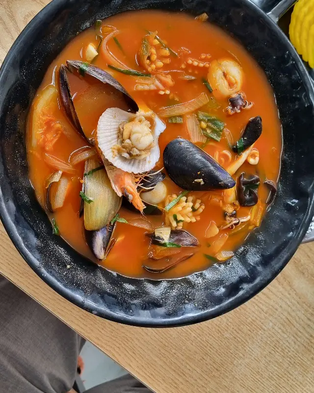 푸짐한 해산물이 들어간 바다짬뽕