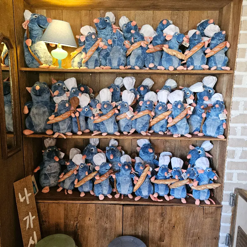 구움당에서 판매하는 라따뚜이 인형. 귀여운 비주얼이 시선을 사로잡는다.