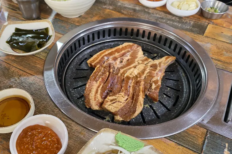 맛있는 돼지갈비 한 상 차림