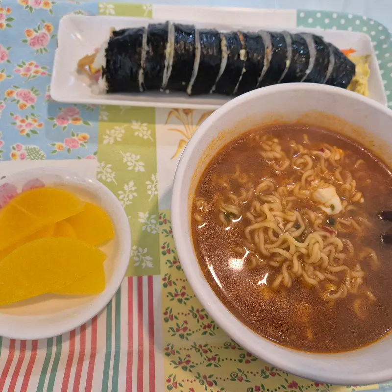 김밥과 떡볶이, 단무지