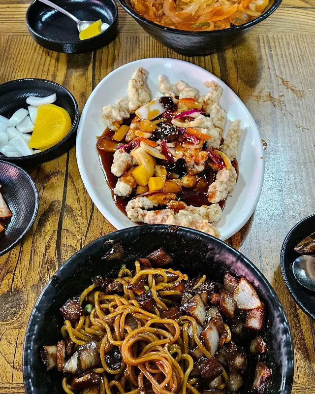 푸짐하게 차려진 다래향의 한 상 차림