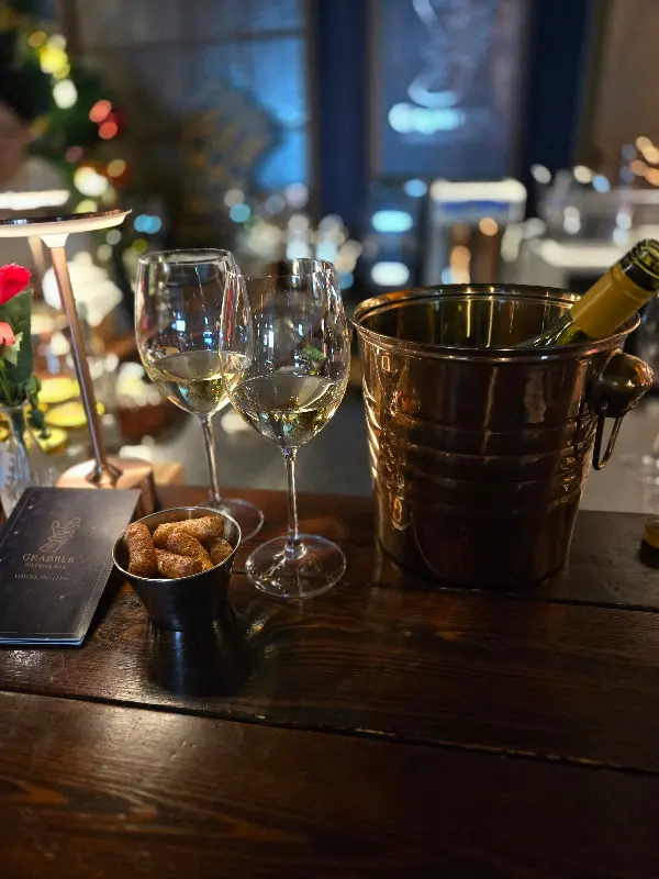 칠링된 와인과 스낵