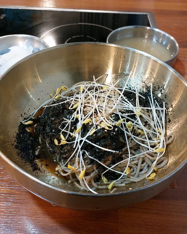 놋그릇에 담겨 나온 콩국수