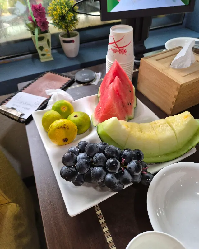 싱싱한 과일이 담긴 접시