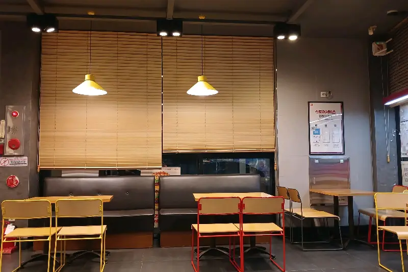 은은한 조명 아래 편안한 테이블 좌석