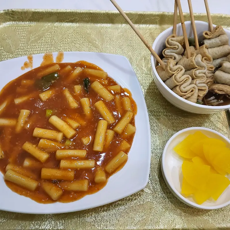 떡볶이, 오뎅, 단무지의 환상적인 조합