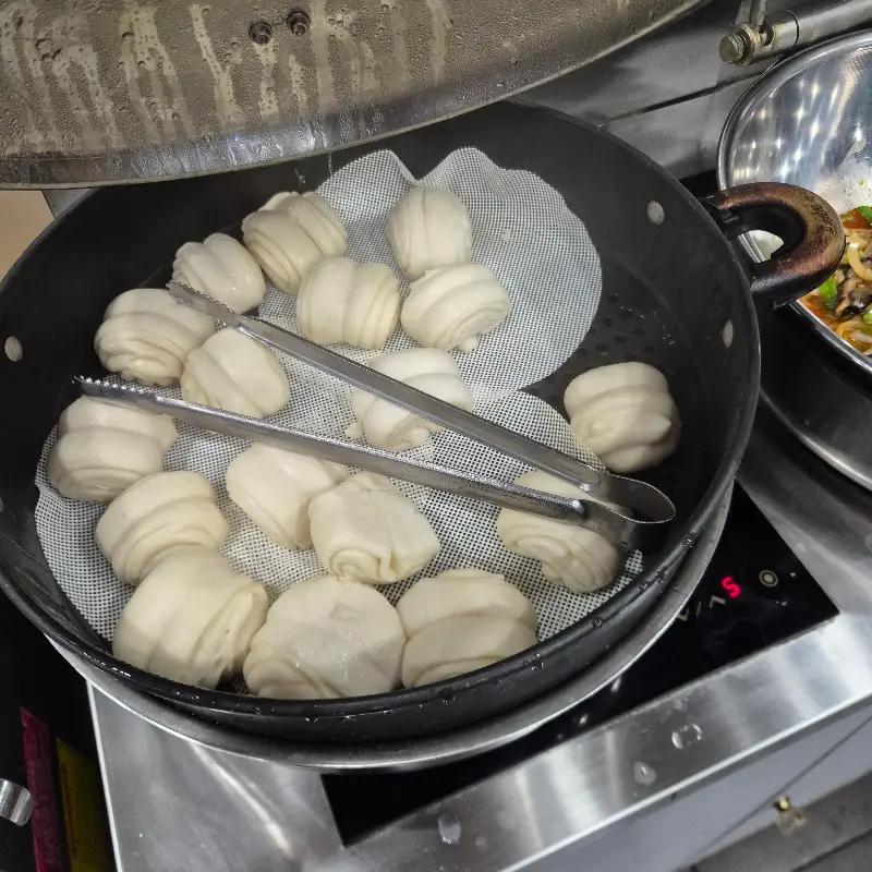 꽃빵이 찜기에 담겨있는 모습