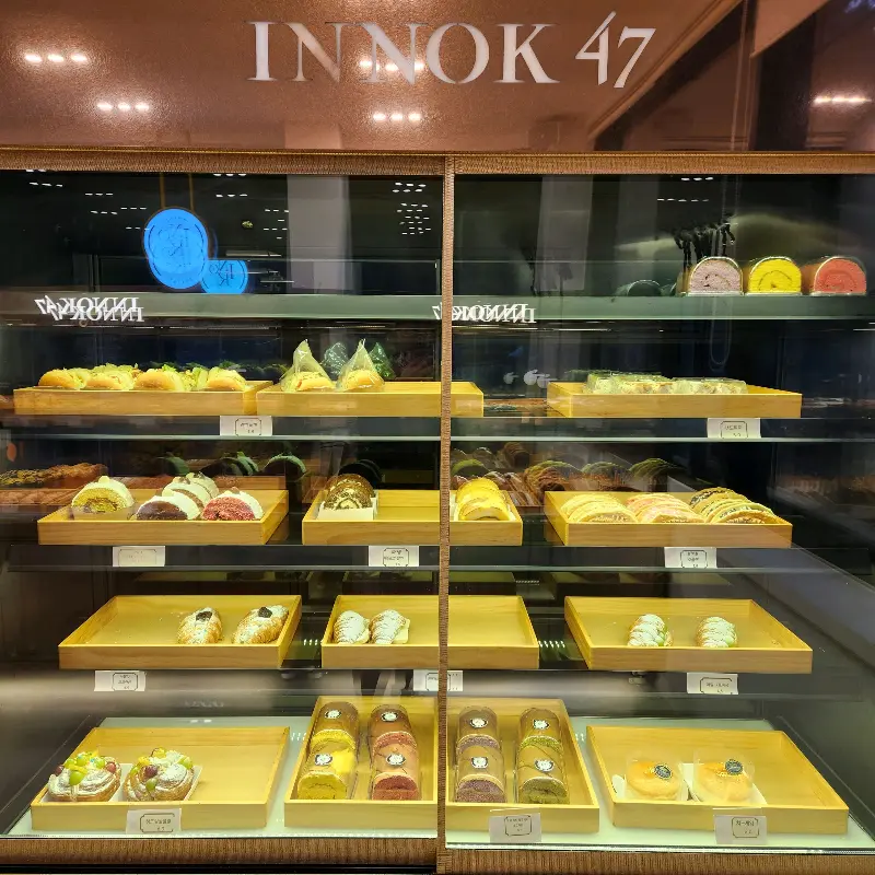 다양한 종류의 빵과 케이크가 진열된 쇼케이스