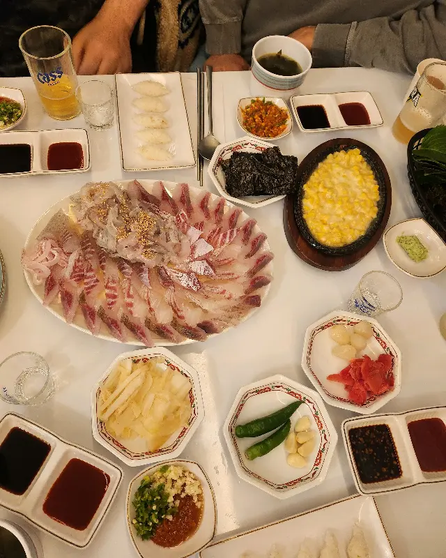 테이블 가득 차려진 회와 스끼다시 한상차림