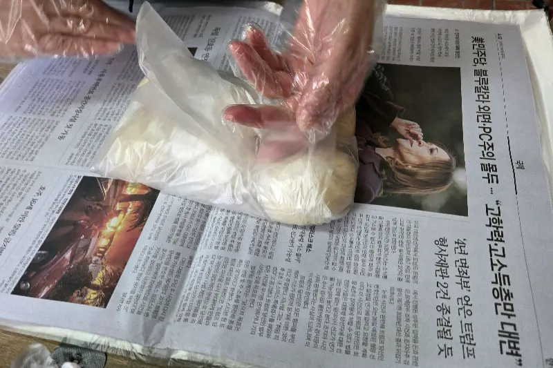 신문지에 포장된 만두
