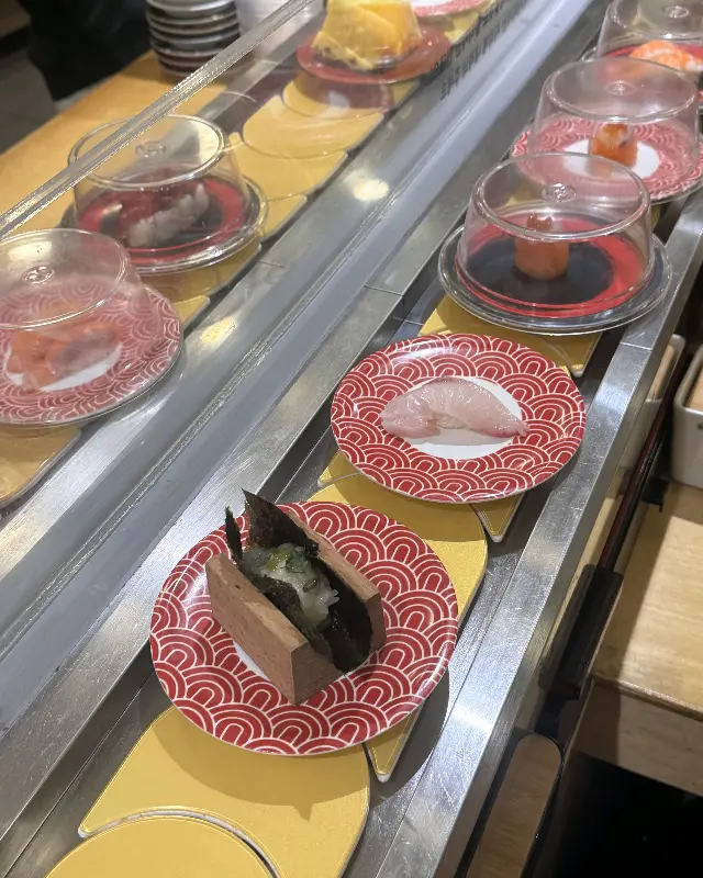 다양한 종류의 초밥들이 쉴 새 없이 회전하는 모습