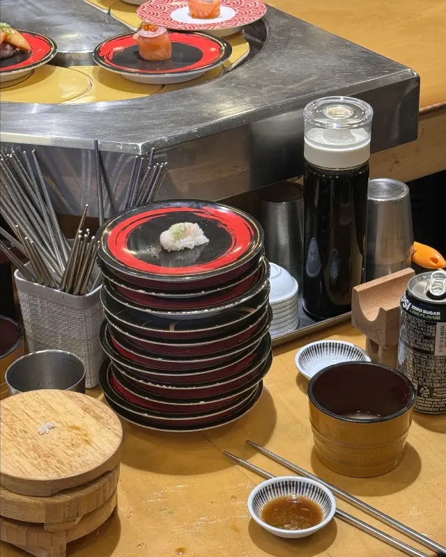 초밥과 함께 즐기는 시원한 맥주 한 잔