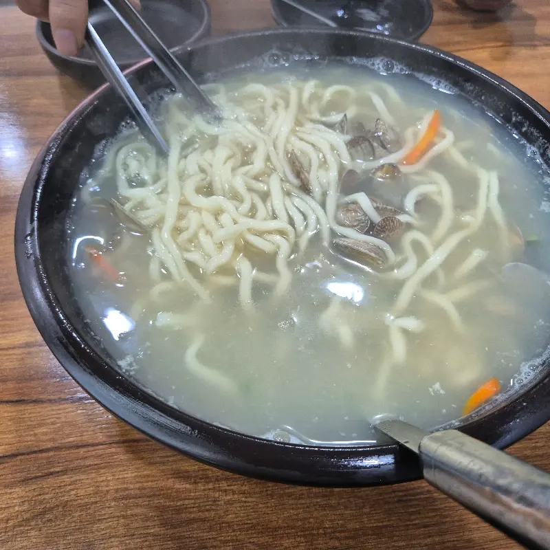 푸짐한 양을 자랑하는 바지락칼국수