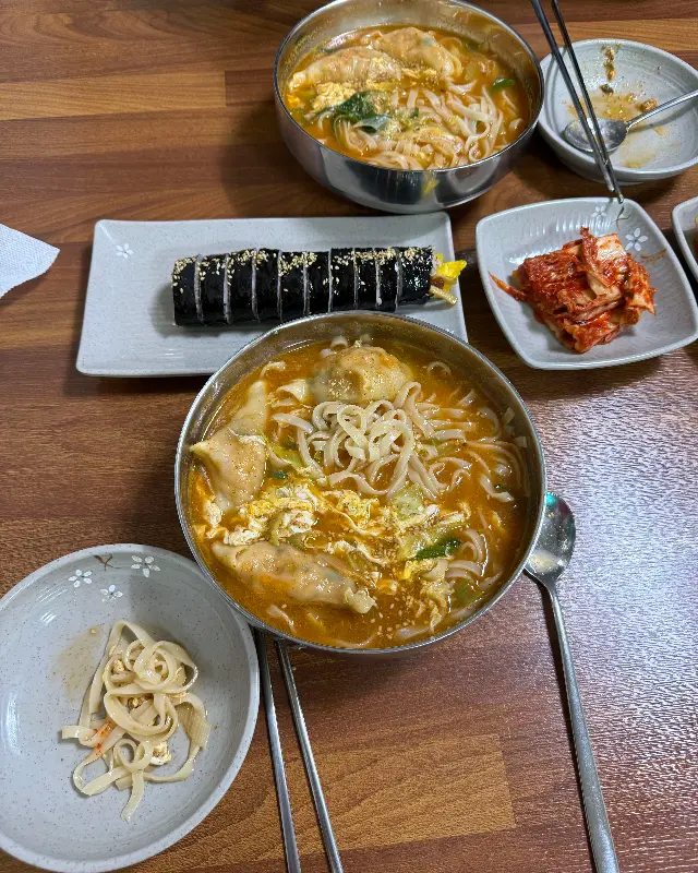장칼국수와 김밥의 환상적인 조합