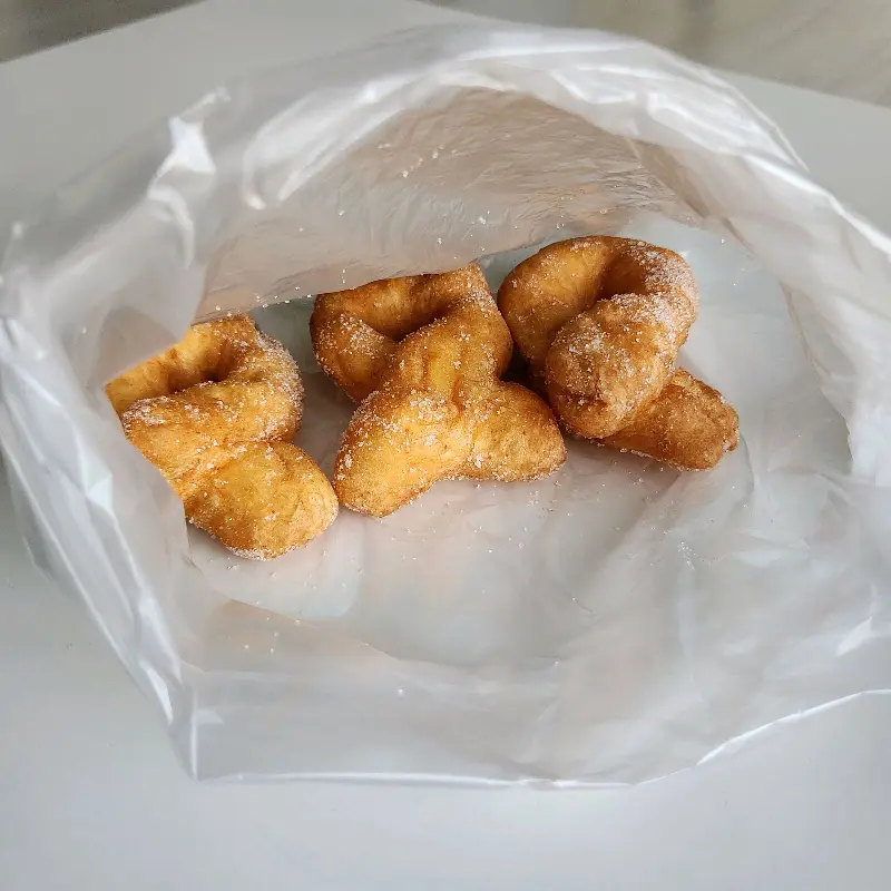 비닐 봉투에 담긴 꽈배기