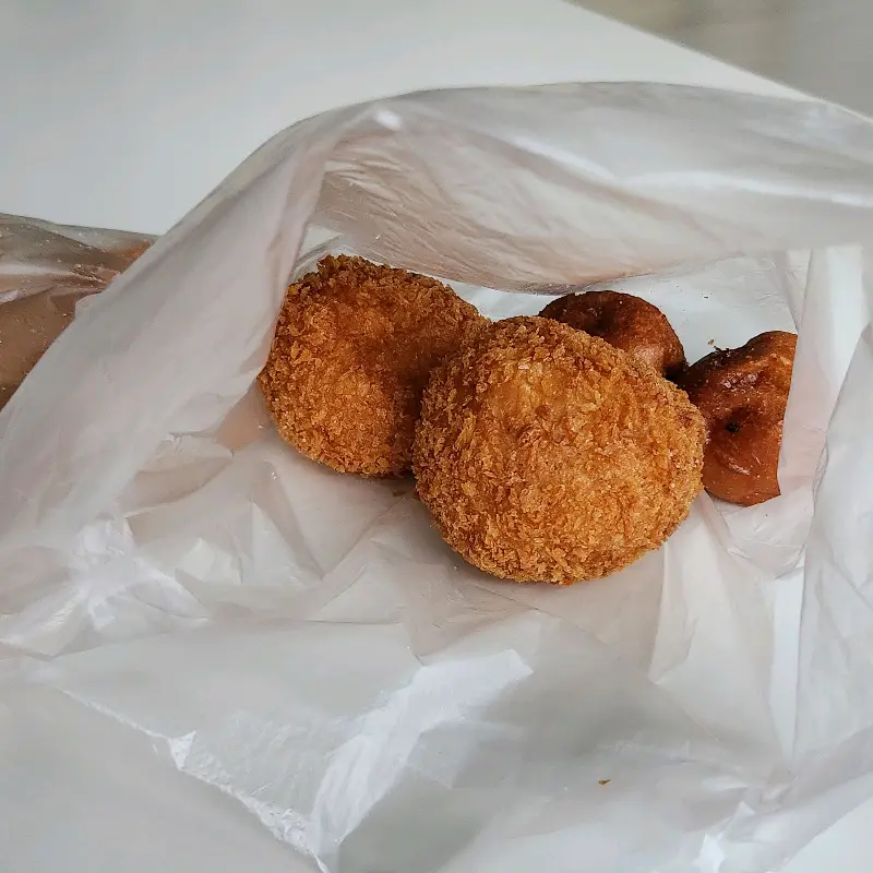 비닐 봉투에 담긴 고로케와 꽈배기
