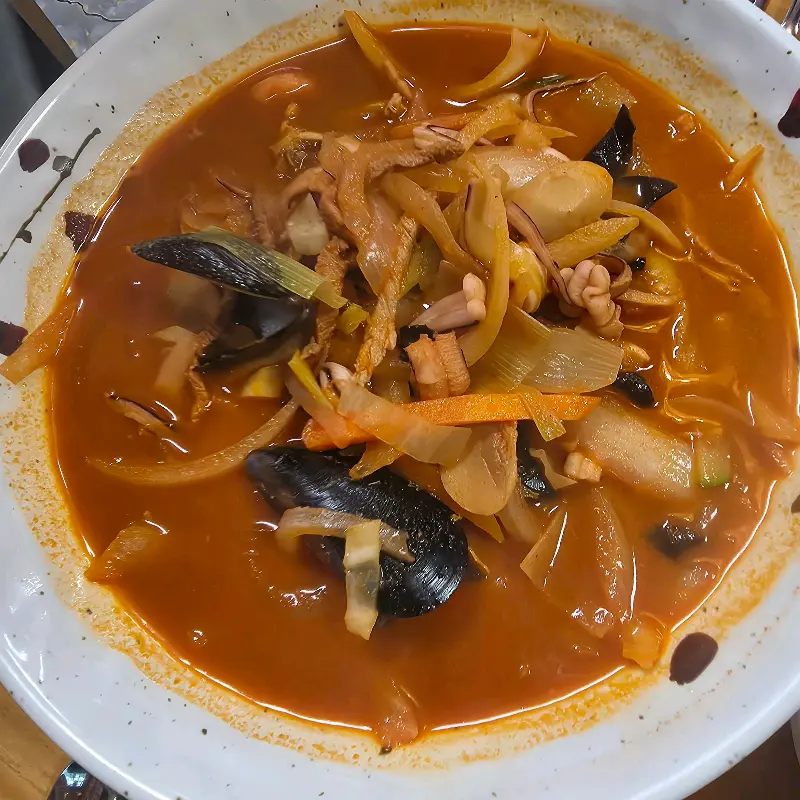 푸짐한 해산물이 들어간 짬뽕