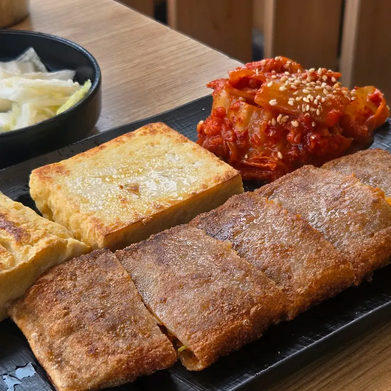 잣두부와 전병 한 상 차림