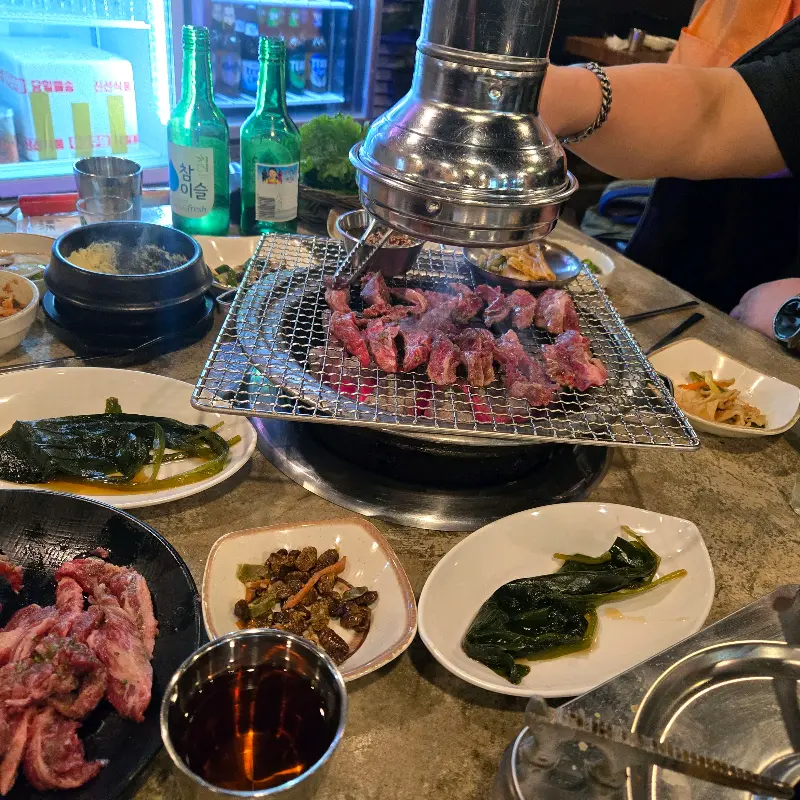 숯불 위에서 맛있게 익어가는 소갈비살