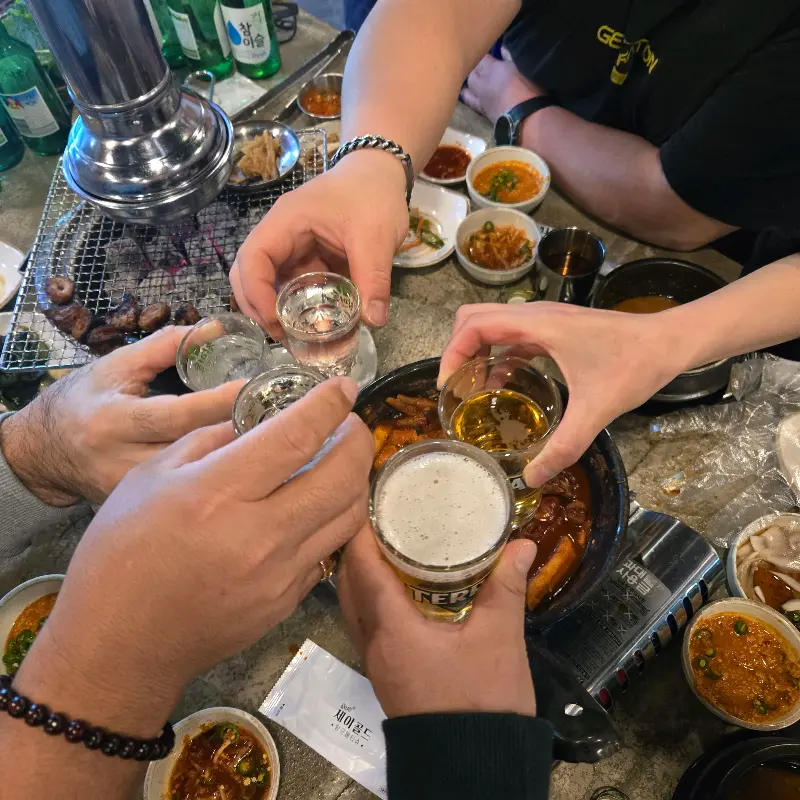 사람들이 술잔을 들고 건배하는 모습