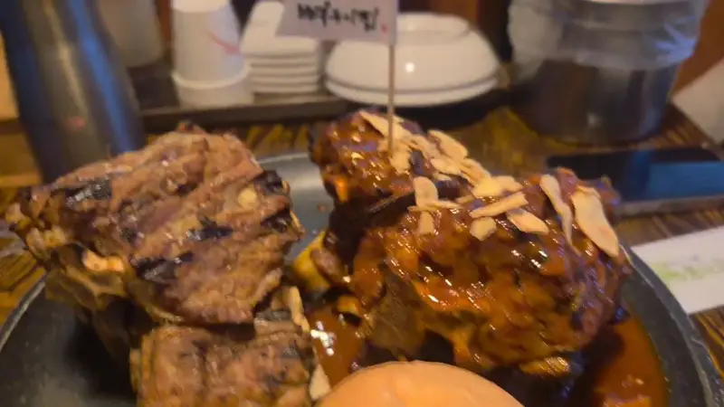 윤기가 좌르르 흐르는 양념 뼈구이