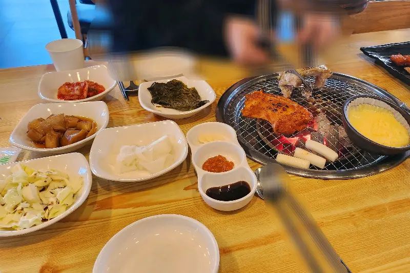 닭갈비와 다양한 밑반찬