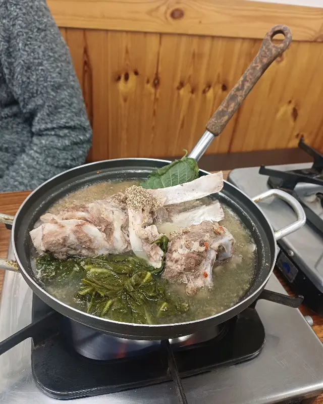 서비스로 제공되는 감자탕, 푸짐한 양과 깊은 맛이 일품이다.