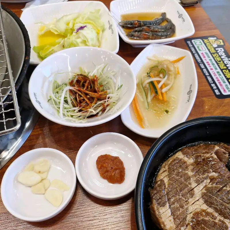 다양한 밑반찬과 돼지갈비